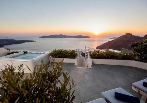 Omarm de luxe van Santorini: een droomvilla wacht op u in Firostefani Stel je voor dat je wakker wordt met een panoramisch uitzicht op de Caldera, de Egeïsche Zee glinsterend in het ochtendlicht. Dit is geen droom, maar de dagelijkse realiteit in dez...