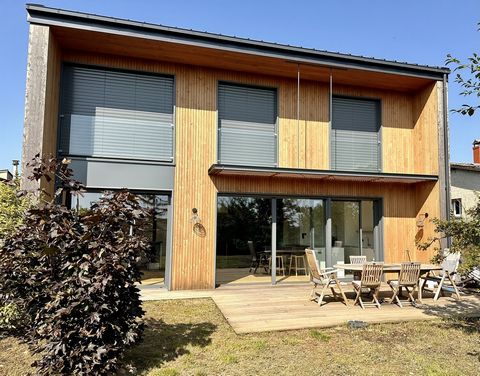 IRIGNY - Centre village - Très belle maison d'architecte, en bois, bio-climatique, construite en 2021. D'une surface habitable de 115 m2 env., sur une parcelle de 462 m2, à deux pas de toutes commodités: transports commerces et bus. Elle comprend au ...