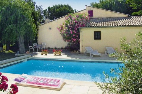 Cette charmante maison au style provençal offre un bel espace piscine privatif avec chaises longues et un jardin bucolique et clôturé. Vous disposez d'une terrasse partiellement couverte avec vue sur le jardin et d'une véranda avec barbecue au charbo...