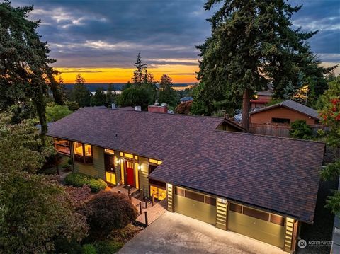 Vistas deslumbrantes de Puget Sound, Montanha Olímpica e Ilha Whidbey esperam por você nesta requintada casa de 4 quartos. Aninhada em um tranquilo beco sem saída, esta propriedade é uma mistura perfeita de luxo e conforto. Entre no coração da casa -...