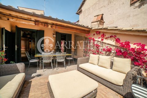 Beautiful penthouse in the historic center of Rome with terrace in Via Arco dei Banchi. LOCATION: In the heart of the historic center of the city of Rome, more precisely in the Parione district, one of the most loved places by Romans and tourists: wh...