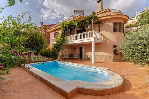 Deze charmante villa in Andalusische stijl ligt in het gewilde luchtvaartdistrict en biedt privacy en rust, met een prachtig groen uitzicht. Het perceel beschikt over een weelderige tuin, een privézwembad, een tuinhuisje en een barbecue, waardoor het...