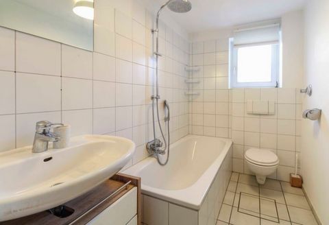 This cozy 69 m2 three-room apartment is located in a well-connected area of Dortmund. There are 3 rooms, a large kitchen with fitted kitchen and a fitted kitchen and a daylight bathroom with bathtub. It is fully is furnished and equipped with all nec...