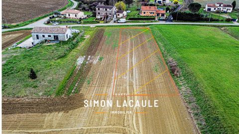 A Bazus, dans un environnement diffus à la sortie du village, je vous invite à découvrir ce terrain de 1250m2 comprenant 740m2 de surface constructible et 510m2 de surface agricole. Zone Uc du PLU offrant une emprise au sol de 20% soit 148m2 de plain...