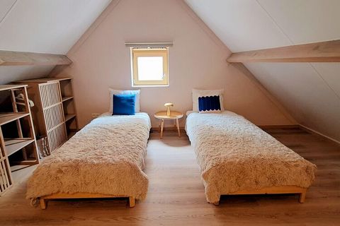 Rifugiatevi nel comfort e nello stile con la vostra famiglia in questa invitante casa vacanze situata nel pittoresco dominio vacanze Westhinder 2 a Koksijde. Con 3 camere da letto che possono ospitare fino a 6 persone, questo rifugio offre un perfett...