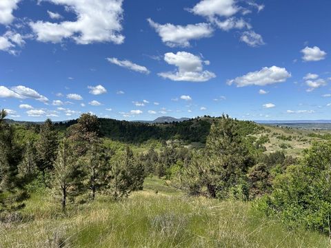 Situato a soli 2 miglia a nord-est di Spearfish, SD con facile accesso alla I-90 al largo di Lookout Mountain Road ea pochi minuti da Deadwood, Sturgis e tutte le possibilità ricreative nella Black Hills National Forest. Questo tratto di 80 acri è il...