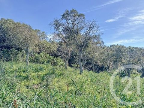 This plot of land in a dominant position, located in a housing estate in the town of Figari, offers you great prospects for the future. With an area of 899 m², it has a view of the mountains. Its location will allow you to access the beaches and shop...