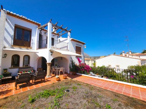 Fantastische bungalow met 4 slaapkamers en uitzicht op zee in Montañar, Javea Geweldige bungalow met 4 slaapkamers en 3 badkamers met zeezicht te koop in Javea, Spanje  Gereduceerd met 150.000 euro! Mooie bungalow met 4 slaapkamers en 3 badkamers met...