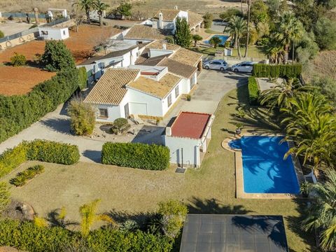 Deze onlangs gerenoveerde finca ligt vlakbij het iconische Montgo in Javea en heeft vijf slaapkamers en drie badkamers. De woning is toegankelijk via een elektrische poort en verwelkomt je met een ruime oprit en een uitgestrekt perceel. Stap de villa...