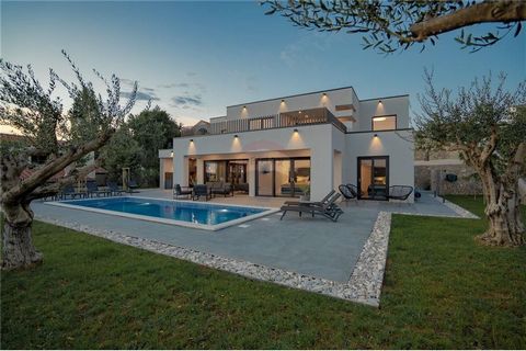 Location: Zadarska županija, Ražanac, Rtina. RTINA, ZADAR - LUXUSVILLA, NEU GEBAUT Eine moderne Luxusvilla mit Swimmingpool und zwei separaten Wohnungen zum Verkauf in der malerischen Stadt Rtina in der Nähe von Ražanac, nur 15 km von der Kreuzung mi...