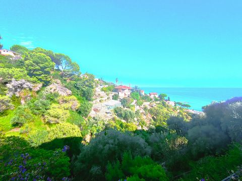 Appartamento su due livelli con vista mare, giardino e terrazzi a Ospedaletti , situato nella prima collina all'interno del rinomato Complesso Residenziale Solenzara , proponiamo in vendita un elegante appartamento, dotato di spaziosi terrazzi e giar...