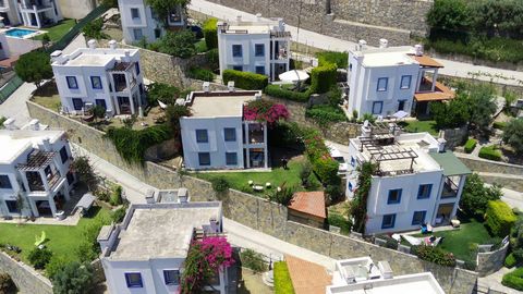 Einfamilienhaus mit Garten in einem 22-Villen-Komplex in Gündoğan Küçükbük Gemeinschaftlich genutztes Schwimmbad 7 Minuten mit dem Auto zum Zentrum und Strand von Gündoğan 4 Minuten zum Strand Küçükbük. Innerhalb von 250 m2 Fläche, 120 m2 Nettowohnfl...