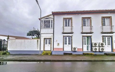 Au centre de Sta.Cruz das Flores, pour ceux qui recherchent la tranquillité de la nature et la proximité des services et du commerce de la principale ville de l'île de Flores, cette maison centenaire et rénovée pourrait être la propriété idéale pour ...