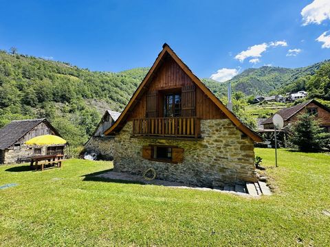 Charmante Bergerie de Montagne,superbement rénovée en 2022,d'environ 65m² habitables sur 2 niveaux.Composée au rez de chaussée d'une piéce a vivre de 31m² avec coin cuisine aménagé,salle d'eau et wc indep.A l'étage 1 chambre de 12m² avec balcon priva...