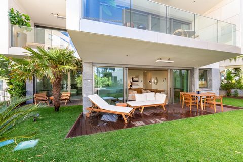 2 bedroom apartment, new, of contemporary architecture , inserted in the exclusive condominium Bayview Atlantic in the centre of Cascais, a premium location, two steps away from the beach, train station of Cascais and service area. With a 130 sqm pri...