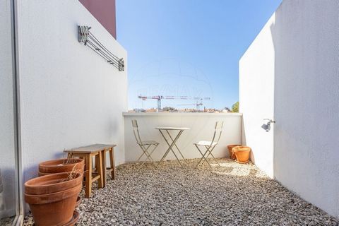 5 bedroom villa with 200m² with 3 floors in the historic area of Lisbon. Ground floor with living room, equipped open kitchen and a sunny terrace overlooking the city of Lisbon, perfect for enjoying moments outdoors and relaxing in the sun. 1st floor...