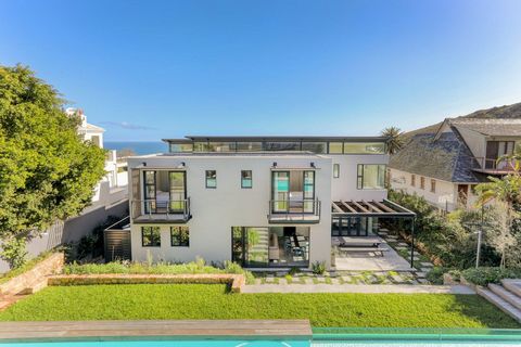 Quay 1 redefine la vida de lujo con una residencia que trasciende todas las expectativas:   La propiedad está ubicada en la carretera más prestigiosa de Camps Bay, rodeada de vida de lujo.   Ubicada en una espaciosa parcela de 1156 m², esta casa reci...