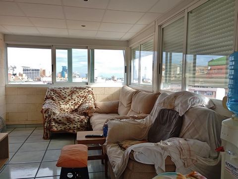 Geweldige kans in Benidorm! Penthouse in de wijk Poniente, met een oppervlakte van 135 m², ideaal voor wie op zoek is naar een woning die hij naar wens kan aanpassen. Dit ruime penthouse heeft 3 slaapkamers en een badkamer, perfect voor gezinnen of a...