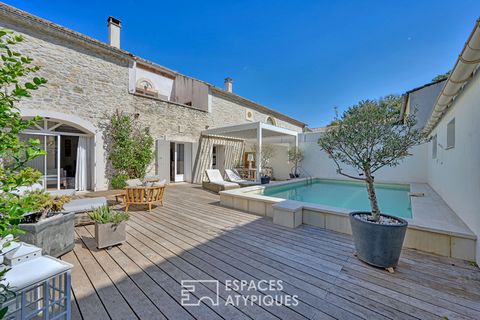 En Vaunage, proche de Nîmes et au coeur d'un charmant village se cache cette magnifique maison ancienne restaurée ouverte sur une vaste terrasse avec piscine. La maison se décline sur 190 m2 en 2 niveaux savamment organisés. Passé l'entrée, l'on accè...