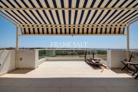 Spectaculaire PENTHOUSE DUPLEX entièrement meublé et plein de lumière naturelle, situé dans ce quartier très recherché. La propriété comprend une cuisine combinée, un salon et une salle à manger qui s’ouvrent sur une grande terrasse bénéficiant d’une...