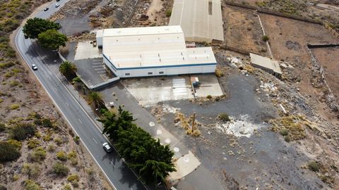 Bei PROPERTY TENERIFE freuen wir uns, Ihnen dieses wunderschöne Lager für industrielle Nutzung von 1.550 m² auf einem Grundstück von 10.000 m² in La Camella, Arona, zum Verkauf anbieten zu können. Diese Immobilie ist ideal für eine breite Palette von...