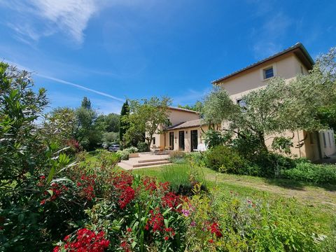 Face aux Pyrénées , bel ensemble immobilier.