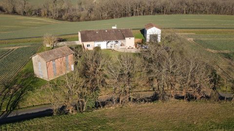 Cette propriété se compose d'une maison principale et de 2 anciens séchoirs à tabacs. La maison propose une habitation de 200m² avec cuisine équipée et 5 chambres ainsi que 2 gîtes de 70 et 80m². Les 2 séchoirs peuvent être transformés en habitation....