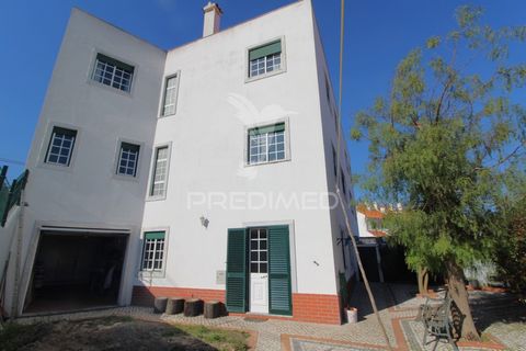 Moradia Geminada T5 com logradouro generoso, localizada no centro de Alcochete, mas em local com facilidade de estacionar o carro na rua e de caminhar a pé ao centro histórico da vila. Na cave, com saída para o logradouro, existe uma área de 73 m2 ma...