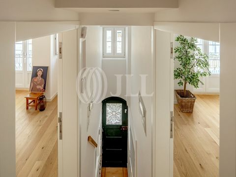 Prédio a estrear, com 180 m2 de área bruta de construção, com três pisos, composto por seis apartamentos - estúdios, de utilização totalmente independente, localizado no coração de Alfama em Lisboa. Prédio com projecto de arquitetura, onde apenas a f...