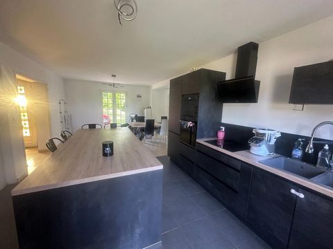 Maison 5 chambres, 2 bureaux, double garage, piscine