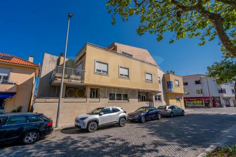 Descubra esta moradia excecional, que alia excelente exposição solar a espaços amplos e sofisticados, numa localização privilegiada, no coração da cidade. Ideal tanto para habitação como para negócio, com licença AL que garante uma rentabilidade exce...