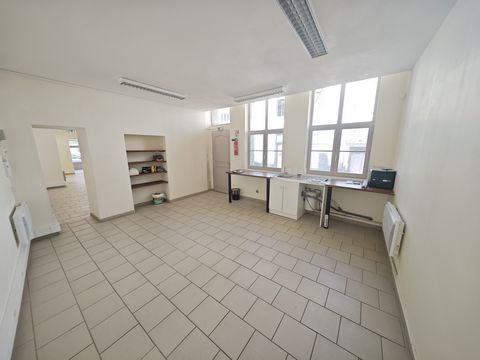 Prix : 325 000 € (incluant 15 000 € d’honoraires à la charge de l’acquéreur) Taxe foncière : 3 487 € Emplacement stratégique À proximité immédiate du centre-ville de Douai, dans un secteur dynamique et recherché. Commerces, écoles, gare SNCF et axes ...