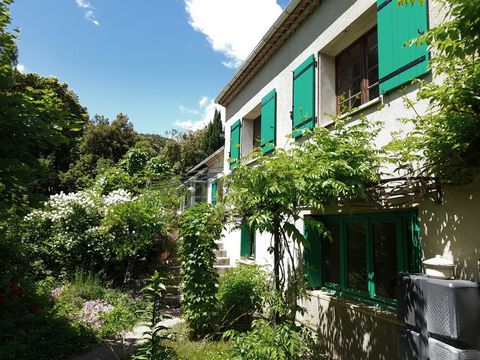 Groot huis met karakter, in een oase van rust, van 149 m2 en zijn grote tuin van ongeveer 1.700 m2 en zijn grote zwembad van 5 x 10 beton. PRACHTIG UITZICHT EN NIET OVER HET HOOFD GEZIEN - UITZICHT HEUVELS EN NATUUR GELIJKVLOERS op de begane grond: H...