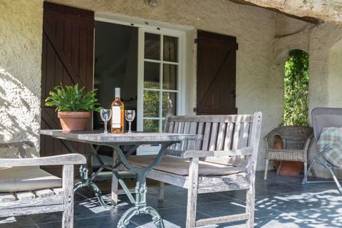 Deze charmante villa met 3 slaapkamers in Entrecasteaux ligt midden in de natuur, omgeven door wijngaarden en bossen in de groene Var. Ideaal voor gezinnen of groepen tot 8 personen. De villa beschikt over meerdere zonnige terrassen, een privézwembad...