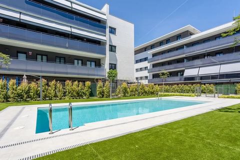 Estrena este piso prácticamente nuevo (obra finalizada en septiembre de 2024) en la zona de expansión de El Prat de Llobregat. Cuenta con dos dormitorios, la suite principal con baño privado, y un segundo dormitorio individual perfecto como oficina o...