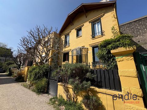 RARE dans QUARTIER TRÈS recherché Mairie des Lilas maison familiale. Proche écoles et commerces, à vendre aux LILAS (93260), Nous vous proposons cette belle maison Art déco année 30 de 127 m² carrez. Dans une voie privée très recherchée au calme. La ...
