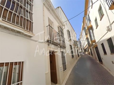 Casa adosada situada en el corazón histórico de Estepa. La entrada da paso a un típico recibidor alicatado con un dormitorio en la planta baja a la derecha y a la primera sala de estar, que continúa con un salón independiente con chimenea. El salón d...