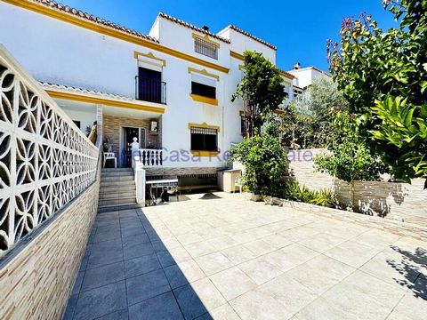 Amplio chalet adosado con una excelente situación. Urbanización muy demandada, por su cercanía a todos los servicios que ofrece Churriana. Garaje con capacidad para 2 coches con entrada directa a la vivienda, semisótano con luz natural, salón, gran t...
