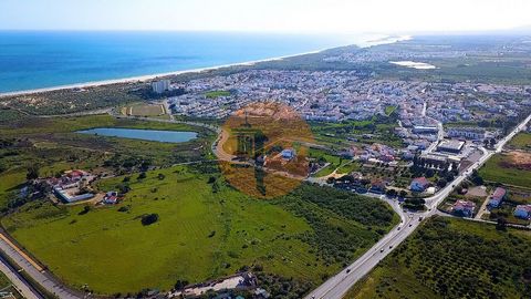 Oportunidade de Investimento no Algarve - Terreno com Viabilidade para Projeto Turístico. Apresentamos uma propriedade única com uma área total de 178.198m², composta por três parcelas independentes, cada uma com mais de 50.000m², anteriormente ocupa...