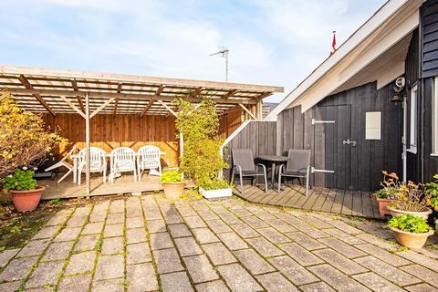 In Mørkholt you will find this cottage with beautiful sea views located in scenic surroundings on a quiet road. The kitchen is in open connection with the living room, so here everyone can have fun and play games or cook in a group. The house has a l...