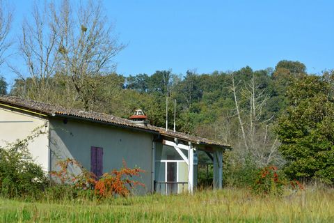 We offer you a building of approximately 224 m², located in an industrial zone in Port Sainte Foy. Ideally located, nestled on a vast plot of 4000 m². Halfway between Bordeaux and Bergerac, this strategic location offers ideal accessibility for your ...