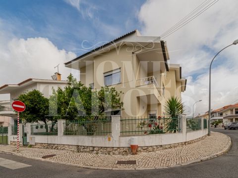 Privacidade, conforto e localização estratégica definem este imóvel único. Localizado no centro de Queijas, em zona residencial tranquila e segura, rodeado de moradias, este T4 insere-se numa moradia isolada com apenas dois condóminos, oferecendo tod...