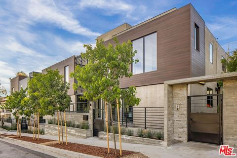 Experience luxurious living in the heart of West Hollywood's prestigious Norma Triangle neighborhood within these stunning contemporary 2 and 3 bedroom residences. Designed by renowned ANR Signature, these single new builds offer a modern take on urb...
