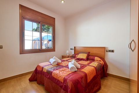 Esta moderna y elegante casa puede alojar cómodamente hasta 6 huéspedes en 3 espaciosas habitaciones. Cuenta con una cocina totalmente equipada con electrodomésticos esenciales como microondas, lavavajillas y lavadora, ideal para preparar comidas dur...