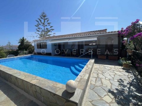 Charmante privévilla met zwembad en nabijheid van zee in Roumeli, Kreta Ontsnap naar je eigen stukje paradijs in het serene dorpje Roumeli, op slechts 2 km van de zee en 23 km van de levendige stad Rethymno. Deze prachtige villa van 110 m2 combineert...