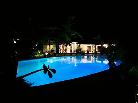 SUPERBE VILLA 4CH + BUNGALOW piscine sur + de 1800 m² de terrain clos et arboré