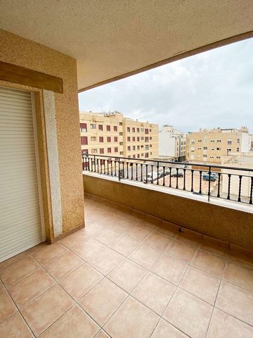 Presentamos este luminoso piso ubicado en un tranquilo barrio residencial de Albatera. Esta propiedad en el tercer piso destaca por su abundante luz natural y su gran terraza, ideal para disfrutar del aire libre. El inmueble consta de dos habitacione...