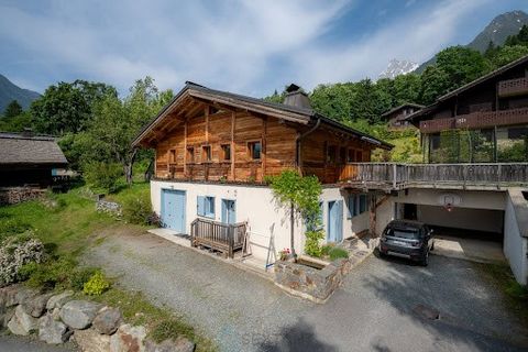 Set in a stunning location in Les Houches, this 202 m² chalet (245 m² usable space) enjoys uninterrupted views of Mont Blanc and the iconic Aiguille du Midi. With four spacious bedrooms plus a mezzanine, the property can easily be converted into a fi...