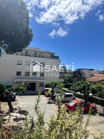 STUDIO T1, DE 31,76m² avec grande terrasse d'angle et acces direct au port de St Laurent du Var.