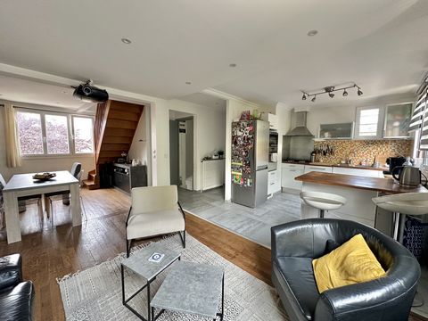 Pavillon bien agencé et bien situé sur Gournay, sans risque d'innondation , il a été entièrement rénové et modernisé. Elevé sur un sous-sol total aménagé offrant de beaux volumes (environ 50 m2) et avec un accès direct vers le jardin. Le pavillon est...